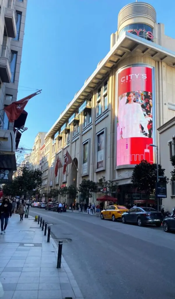 İstanbul — Lüksün Şehri: İstanbul Escort Hizmetleri Şehrin Renkli Kültürünün Ayrılmaz Bir Parçası Haline Nasıl Geldi? 2025 3 İstanbul escort hizmetleri sunan zarif bir partner, Nişantaşı’nın elit caddelerinde şık bir yürüyüşte.