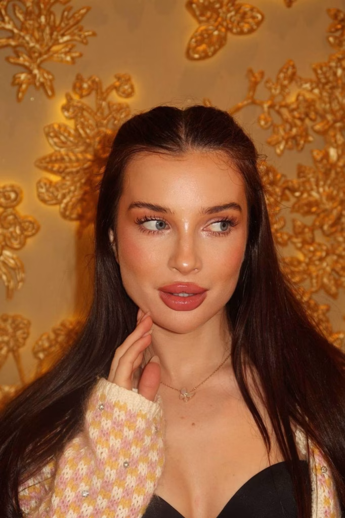 20 yaşında Kartal Escort Lara’nın dövmeli güzelliği.