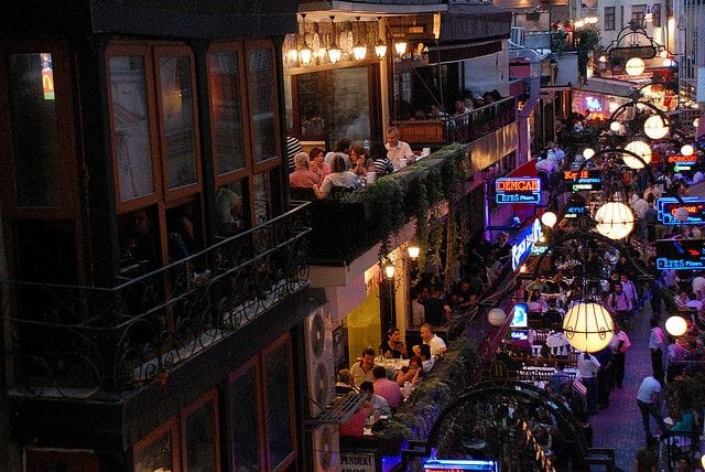 İstanbul — Lüksün Şehri: İstanbul Escort Hizmetleri Şehrin Renkli Kültürünün Ayrılmaz Bir Parçası Haline Nasıl Geldi? 2025 1 İstanbul escort hizmetleri ile gece hayatının enerjisini yansıtan Beyoğlu’nda şık bir buluşma anı.